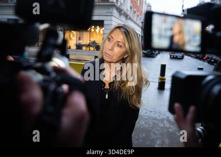 Deborah Turness, die scheidende Geschäftsführerin von BBC News, spricht nach ihrem Rücktritt mit den Medien vor dem BBC Broadcasting House in London. Bilddatum: Montag, 10. November 2025. Stockfoto