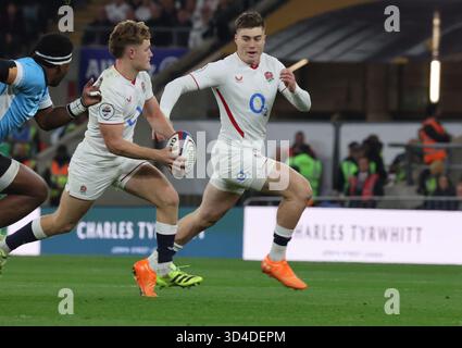 L-R Englands Fin Smith (Northampton Saints und England Tommy Freeman ((Bath Rugby)) in Aktion während des Spiels der Quilter Nations Series zwischen England und Fidschi im Allianz Stadium, Twickenham, London am 08. November 2025 Credit: Action Foto Sport/Alamy Live News Stockfoto