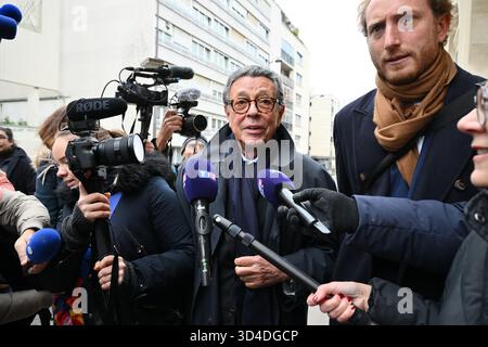 Paris, Frankreich. November 2025. Jean-Michel Darrois, Anwalt Nicolas Sarkozy, verließ das Gefängnis de la Sante in Paris am 10. November 2025 nach der visio-Konferenz mit Nicolas Sarkozy während der Audienz vor dem Pariser Berufungsgericht für den Antrag auf Freilassung von Nicolas Sarkozy in Paris am 10. November 2025. Foto: Eliot Blondet/ABACAPRESS.COM Credit: Abaca Press/Alamy Live News Stockfoto