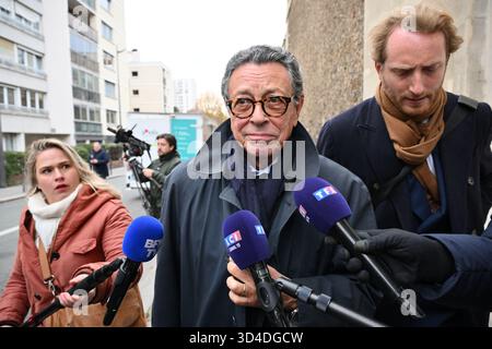 Paris, Frankreich. November 2025. Jean-Michel Darrois, Anwalt Nicolas Sarkozy, verließ das Gefängnis de la Sante in Paris am 10. November 2025 nach der visio-Konferenz mit Nicolas Sarkozy während der Audienz vor dem Pariser Berufungsgericht für den Antrag auf Freilassung von Nicolas Sarkozy in Paris am 10. November 2025. Foto: Eliot Blondet/ABACAPRESS.COM Credit: Abaca Press/Alamy Live News Stockfoto