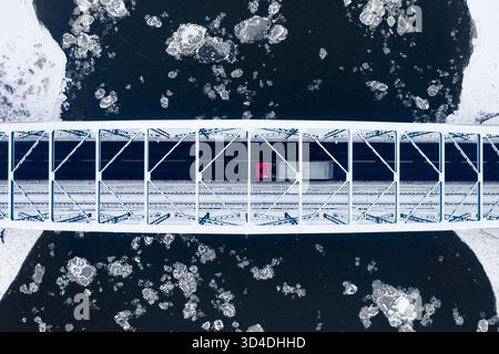 Draufsicht auf Brücke über Fluss mit Scholle, Luftaufnahme von Polen Stockfoto
