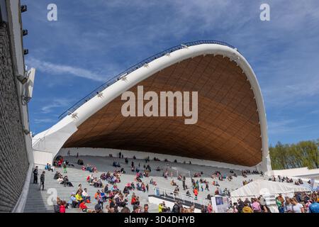 Tallinn, Estland - 17. Mai 2025: Gruppe von Menschen im Klaassaal Open Air Konzerthalle auf dem Gelände des Tallinner Song Festivals. Stockfoto