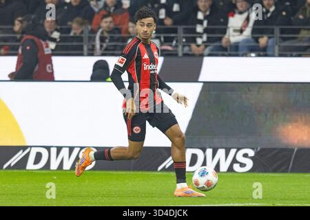 Nathaniel Brown (Eintracht Frankfurt #21) auf der Kugel, Ausschnitt, Porträt / Porträt, Eintracht Frankfurt - 1. FSV FSV Mainz 05, Frankfurt, Deutsche Bank Park, 11/09/2025 Stockfoto