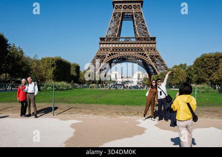 Touristen machen Fotos vor dem Eiffelturm, Paris, Frankreich Stockfoto