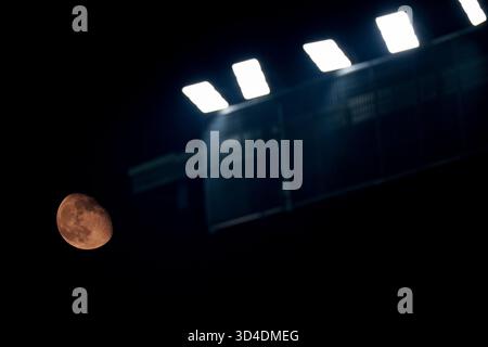 Parma, Italien. November 2025. Der Mond wird im Stadio Ennio Tardini während des Spiels der Serie A Enilive zwischen Parma Calcio 1903 und AC Milan am 8. November 2025 in Parma, Italien, beobachtet. Quelle: Giuseppe Maffia/Alamy Live News Stockfoto