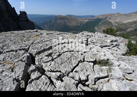 Panorama- oder Panoramablick von der Spitze der kalkreichen Felsformationen, Cadières de Brandis, über die Schlucht Verdon und das Tal Provence Frankreich Stockfoto