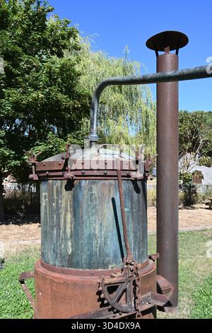 Alte Lavendeldestille oder Alembic in der ehemaligen Lavendelfabrik oder -Destillerie, heute ein Museum, Barrême Alpes-de-Haute-Provence Frankreich Stockfoto