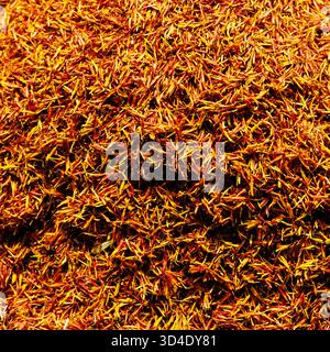 Istanbul, Türkiye - 8. November 2025: Vollformat, extreme Nahaufnahme von Red Gold Safron (Crocus sativus)-Fäden, dem teuersten Gewürz der Welt. Stockfoto