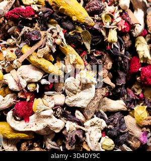 Istanbul, Turkiye - 8. November 2025: Nahaufnahme einer lebendigen Kräutertee-Mischung mit getrockneten Blüten, Wurzeln und Gewürzen auf dem Gewürzbasar. Stockfoto