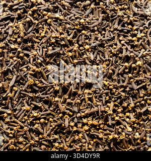 Istanbul, Türkiye - 8. November 2025: Vollbild-Nahaufnahme eines großen Stapels getrockneter Nelken (Syzygium aromaticum) Blütenknospen, ausgestellt zum Verkauf im Stockfoto