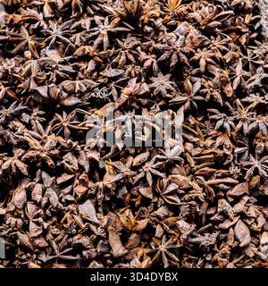 Istanbul, Türkiye - 8. November 2025: Getrocknete Sternanis-Schoten mit einem Etikett in einer Nahaufnahme auf dem historischen Gewürzbasar. Stockfoto
