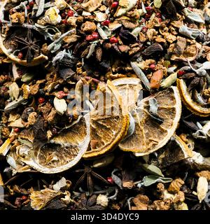 Istanbul, Türkiye - 8. November 2025: Nahaufnahme einer türkischen Wintertee-Mischung (Kış Çayı) mit getrockneten Orangen, Gewürzen und Kräutern auf dem Gewürzbasar. Stockfoto