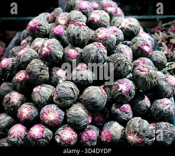 Istanbul, Türkiye - 8. November 2025: Nahaufnahme einer großen Ausstellung von handgebundenen blühenden Teebugeln aus getrockneten Blättern und Gomphrena. Stockfoto