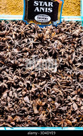 Istanbul, Türkiye - 8. November 2025: Getrocknete Sternanis-Schoten mit einem Etikett in einer Nahaufnahme auf dem historischen Gewürzbasar. Stockfoto