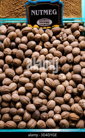 Istanbul, Türkiye – 8. November 2025: Nahaufnahme ganzer, getrockneter Muskatnuss (Myristica duftet) mit dekorativem Etikett, zum Verkauf im HIS ausgestellt Stockfoto