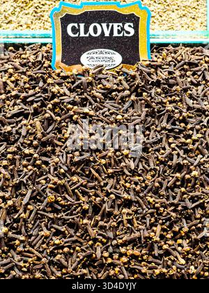 Istanbul, Türkiye - 8. November 2025: Nahaufnahme eines großen Haufen getrockneter Nelken (Syzygium aromaticum) auf dem türkischen Markt. Stockfoto