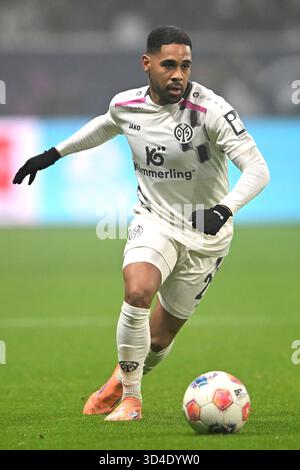 Frankfurt, Deutschland. November 2025. Fußball 1. Bundesliga 10. Spieltag Eintracht Frankfurt - 1. FSV Mainz 05 am 09.11.2025 im Deutschen Bank Park in Frankfurt Phillipp Mwene ( Mainz ) DFL-Vorschriften verbieten jede Verwendung von Fotografien als Bildsequenzen und/oder Quasi-Video. Foto: Revierfoto Credit: ddp Media GmbH/Alamy Live News Stockfoto