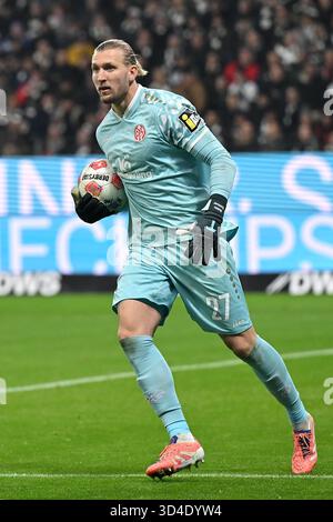 Frankfurt, Deutschland. November 2025. Fußball 1. Bundesliga 10. Spieltag Eintracht Frankfurt - 1. FSV Mainz 05 am 09.11.2025 im Deutschen Bank Park in Frankfurt Robin Zentner ( Mainz ) DFL-Vorschriften verbieten jede Verwendung von Fotografien als Bildsequenzen und/oder Quasi-Video. Foto: Revierfoto Credit: ddp Media GmbH/Alamy Live News Stockfoto