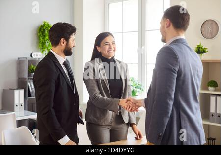 Geschäftspartner Handshake-Team in modernen Büros treffen sich, um erfolgreiche Mitarbeiter zu verhandeln, zu vereinbaren Stockfoto