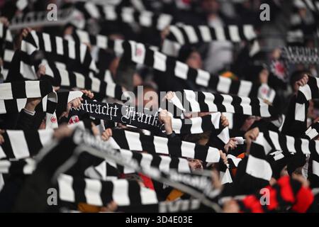 Frankfurt, Deutschland. November 2025. Fußball 1. Bundesliga 10. Spieltag Eintracht Frankfurt - 1. FSV Mainz 05 am 09.11.2025 im Deutschen Bank Park Frankfurt Frankfurter Fans vor dem Spiel DFL-Vorschriften verbieten jede Verwendung von Fotografien als Bildsequenzen und/oder Quasi-Video. Foto: Revierfoto Credit: ddp Media GmbH/Alamy Live News Stockfoto