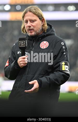 Frankfurt, Deutschland. November 2025. Fußball 1. Bundesliga 10. Spieltag Eintracht Frankfurt - 1. FSV Mainz 05 am 09.11.2025 im Deutschen Bank Park in Frankfurt Bo Henriksen ( Trainer/Cheftrainer Mainz ) DFL-Vorschriften verbieten die Verwendung von Fotografien als Bildsequenzen und/oder Quasi-Video. Foto: Revierfoto Credit: ddp Media GmbH/Alamy Live News Stockfoto