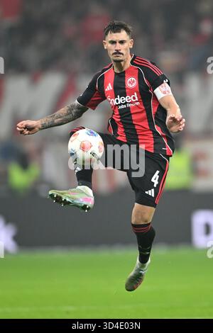 Frankfurt, Deutschland. November 2025. Fußball 1. Bundesliga 10. Spieltag Eintracht Frankfurt - 1. FSV Mainz 05 am 09.11.2025 im Deutschen Bank Park in Frankfurt Robin Koch ( Frankfurt ) DFL-Vorschriften verbieten jede Verwendung von Fotografien als Bildsequenzen und/oder Quasi-Video. Foto: Revierfoto Credit: ddp Media GmbH/Alamy Live News Stockfoto