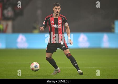 Frankfurt, Deutschland. November 2025. Fußball 1. Bundesliga 10. Spieltag Eintracht Frankfurt - 1. FSV Mainz 05 am 09.11.2025 im Deutschen Bank Park in Frankfurt Robin Koch ( Frankfurt ) DFL-Vorschriften verbieten jede Verwendung von Fotografien als Bildsequenzen und/oder Quasi-Video. Foto: Revierfoto Credit: ddp Media GmbH/Alamy Live News Stockfoto