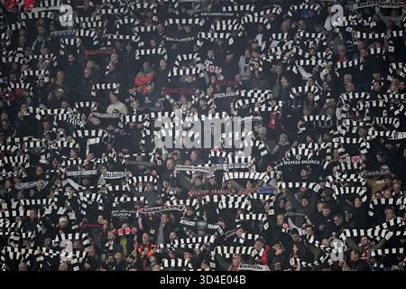 Frankfurt, Deutschland. November 2025. Fußball 1. Bundesliga 10. Spieltag Eintracht Frankfurt - 1. FSV Mainz 05 am 09.11.2025 im Deutschen Bank Park Frankfurt Frankfurter Fans vor dem Spiel DFL-Vorschriften verbieten jede Verwendung von Fotografien als Bildsequenzen und/oder Quasi-Video. Foto: Revierfoto Credit: ddp Media GmbH/Alamy Live News Stockfoto