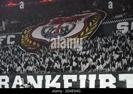 Frankfurt, Deutschland. November 2025. Fußball 1. Bundesliga 10. Spieltag Eintracht Frankfurt - 1. FSV Mainz 05 am 09.11.2025 im Deutschen Bank Park in Frankfurt Choreo von den Frankfurter Fans DFL-Vorschriften verbieten jede Verwendung von Fotografien als Bildsequenzen und/oder Quasi-Video. Foto: Revierfoto Credit: ddp Media GmbH/Alamy Live News Stockfoto