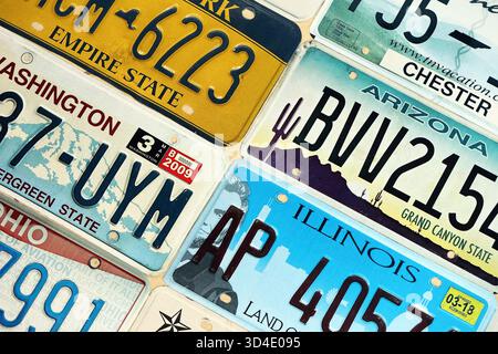 KIEW, UKRAINE - 18. OKTOBER 2025 viele US-Nummernschilder verschiedener staaten sind registriert. Viele US-Nummernschilder Stockfoto