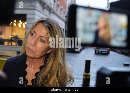 Deborah Turness, die scheidende Geschäftsführerin von BBC News, spricht nach ihrem Rücktritt mit den Medien vor dem BBC Broadcasting House in London. Bilddatum: Montag, 10. November 2025. Stockfoto