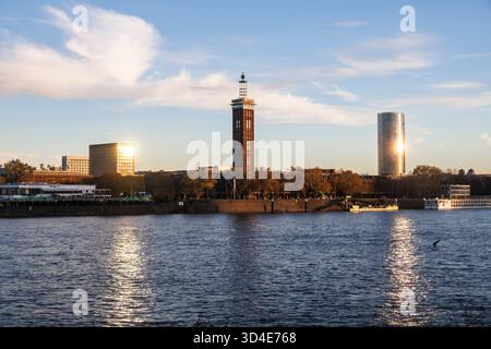 Blick über den Rhein auf das Centraal Highrise Gebäude, den alten Turm des Messegeländes und den Kölner Dreiecksturm im Stadtteil D Stockfoto