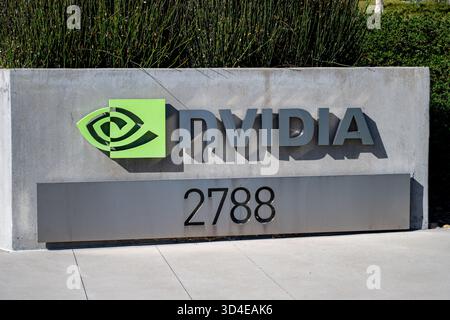 Santa Clara, Usa. November 2025. Schild mit Logo am Hauptsitz von NVIDIA im Silicon Valley, Santa Clara, Kalifornien, 6. November 2025. (Foto: Smith Collection/Gado/SIPA USA) Credit: SIPA USA/Alamy Live News Stockfoto