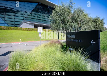 Santa Clara, Usa. November 2025. Schild mit Logo am Hauptsitz von NVIDIA im Silicon Valley, Santa Clara, Kalifornien, 6. November 2025. (Foto: Smith Collection/Gado/SIPA USA) Credit: SIPA USA/Alamy Live News Stockfoto