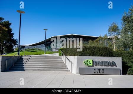 Santa Clara, Usa. November 2025. Schild mit Logo am Hauptsitz von NVIDIA im Silicon Valley, Santa Clara, Kalifornien, 6. November 2025. (Foto: Smith Collection/Gado/SIPA USA) Credit: SIPA USA/Alamy Live News Stockfoto