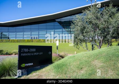 Santa Clara, Usa. November 2025. Schild mit Logo am Hauptsitz von NVIDIA im Silicon Valley, Santa Clara, Kalifornien, 6. November 2025. (Foto: Smith Collection/Gado/SIPA USA) Credit: SIPA USA/Alamy Live News Stockfoto