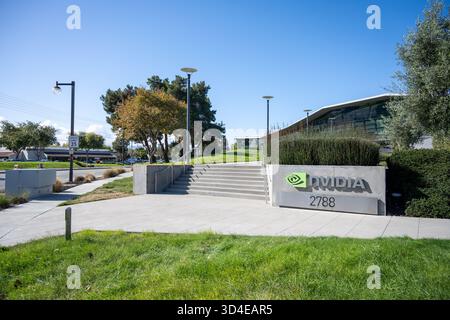 Santa Clara, Usa. November 2025. Schild mit Logo am Hauptsitz von NVIDIA im Silicon Valley, Santa Clara, Kalifornien, 6. November 2025. (Foto: Smith Collection/Gado/SIPA USA) Credit: SIPA USA/Alamy Live News Stockfoto