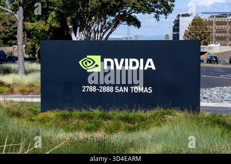Santa Clara, Usa. November 2025. Schild mit Logo am Hauptsitz von NVIDIA im Silicon Valley, Santa Clara, Kalifornien, 6. November 2025. (Foto: Smith Collection/Gado/SIPA USA) Credit: SIPA USA/Alamy Live News Stockfoto