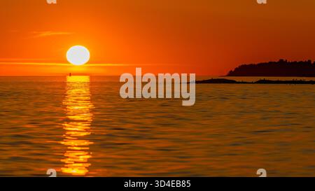 Sonnenuntergang auf der Ostseite Schwedens. Stockfoto