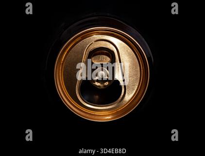 Ein beeindruckender Blick von oben auf die offene Oberseite einer Guinness Draght Stout Dose Stockfoto