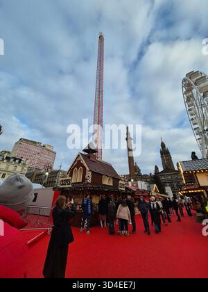 Weihnachten in Glasgow, Schottland. Leute, die einen Tag auf dem Weihnachtsmarkt am Marktplatz genießen Stockfoto