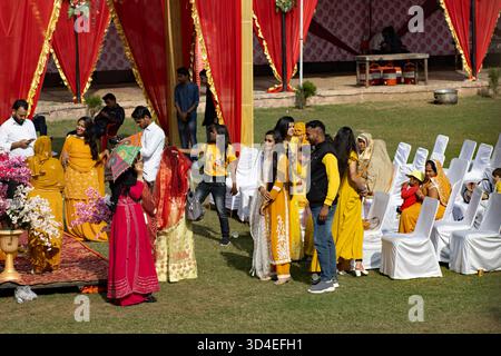 SAWAI MADHOPUR, RAJASTHAN, INDIEN - 1. FEBRUAR 2024 typische moderne Hochzeit in Gelb und Rot Stockfoto