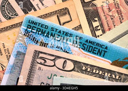 Amerikanische US-Dollar-Geldscheine mit permanentem Resident Green Card Diversity Visum Nahaufnahme Stockfoto
