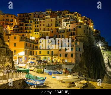 Bunte Häuser bei Nacht in Manarola, cinque Terre, La-Spezia Italien. Manarola ist eines von fünf Dörfern in den Cinque Terre. Stockfoto
