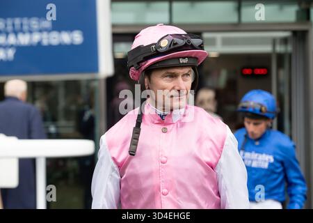 Ascot, Berkshire, Großbritannien. Oktober 2025. Jockey Robert Havlin im Parade Ring, bevor er DEN SÜSSEN WILLIAM im QIPCO British Champions Long Distance Cup (Klasse 1), (Gruppe 1) beim QIPCO British Champions Day 2025 auf der Ascot Racecourse in Ascot, Berkshire, reitete. Kredit: Maureen McLean/Alamy Stockfoto
