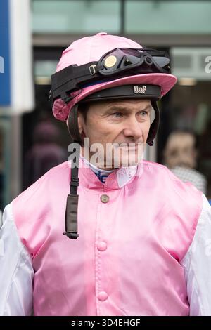Ascot, Berkshire, Großbritannien. Oktober 2025. Jockey Robert Havlin im Parade Ring, bevor er DEN SÜSSEN WILLIAM im QIPCO British Champions Long Distance Cup (Klasse 1), (Gruppe 1) beim QIPCO British Champions Day 2025 auf der Ascot Racecourse in Ascot, Berkshire, reitete. Kredit: Maureen McLean/Alamy Stockfoto