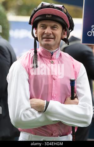 Ascot, Berkshire, Großbritannien. Oktober 2025. Jockey Robert Havlin im Parade Ring, bevor er DEN SÜSSEN WILLIAM im QIPCO British Champions Long Distance Cup (Klasse 1), (Gruppe 1) beim QIPCO British Champions Day 2025 auf der Ascot Racecourse in Ascot, Berkshire, reitete. Kredit: Maureen McLean/Alamy Stockfoto