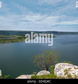 Atemberaubende Aussicht auf den Dnister River Canyon, die Bakota Bay, die Region Czernivtsi, die Ukraine. Stockfoto