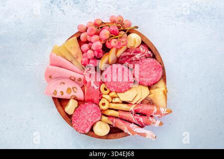 Italienisches Antipasti-Tablett. Wurstplatte mit Käse und Wurstwaren, Flachbild-Schuss über dem Kopf Stockfoto