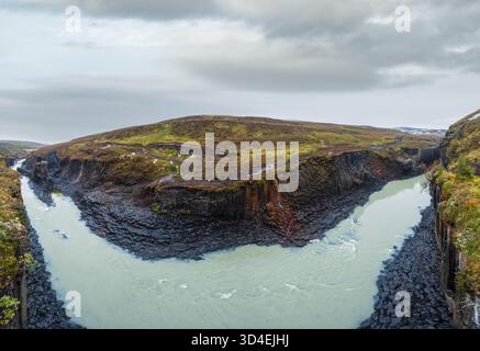 Der malerische Herbstschlucht Stuðlagil ist eine Schlucht in Jökuldalur im Osten Islands. Berühmte Säulen-Basalt-Felsformationen und der Fluss Jökla verläuft durch ihn. Stockfoto